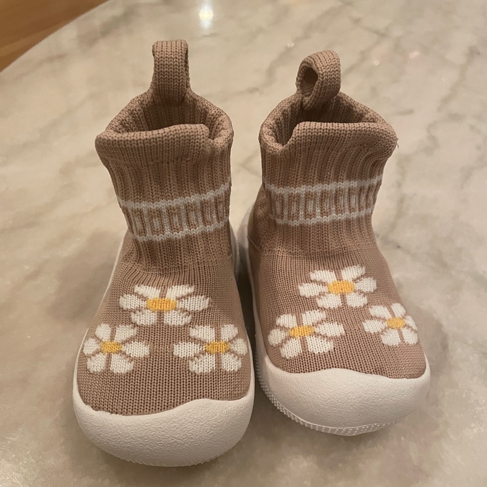 NWOT eashi baby girl slipper shoes size 12-15mo